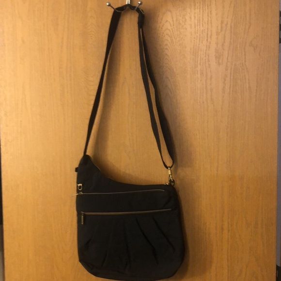 Travelon brand crossbody bag, great for travel and every day use! - Picture 3 of 16